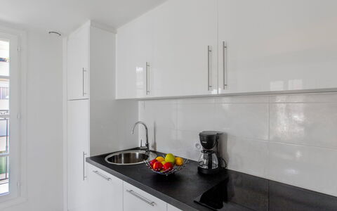 Vue Mer: Comptoir, Cuisine, Évier, Evier, Luminaire Plomberie, Design Intérieur, Sol, Robinet, Cabinetry, Principaux Appliance