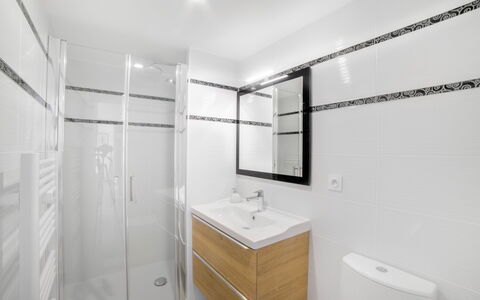 Vue Mer: Luminaire Plomberie, Sol, Design Intérieur, Sol, Salle De Bains, Plomberie, Robinet, Évier, Tuile