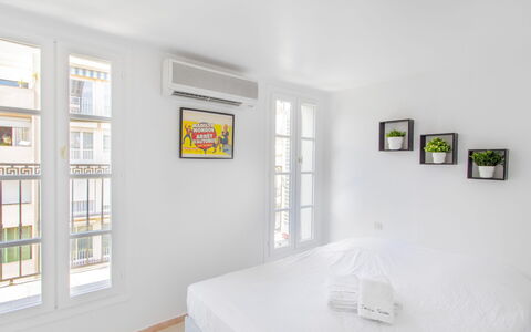 Vue Mer: Lit, Chambre, Design Intérieur, Literie, Drap De Lit, Sol, Meubles, Appartement, Sol, Domicile