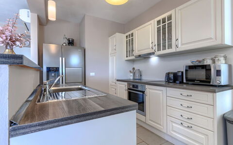 Babudri: Comptoir, Cuisine, Appareil De Cuisine, Cabinetry, Meubles, Design Intérieur, Principaux Appliance, Sol, Bois, Électroménager