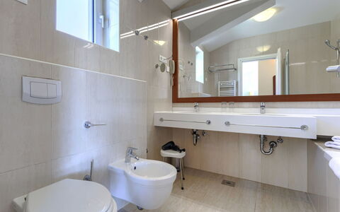 Babudri: Salle De Bains, Lavabo, Luminaire Plomberie, Évier, Sol, Design Intérieur, Sol, Robinet, Plafond, Plomberie