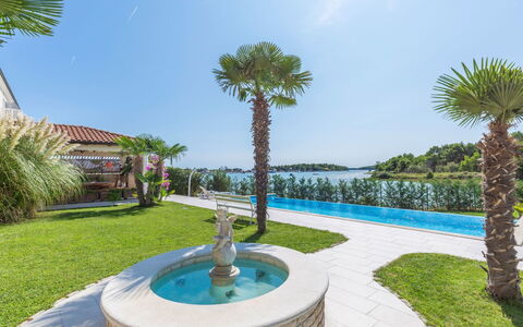Villa Vizula: Bleu, Arbre, Piscine, Recours, Loisir, Eco Hôtel, Biens, Ombre, Vacances