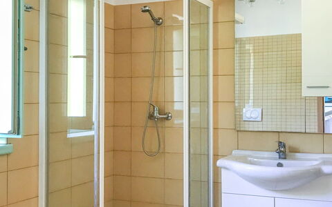 Villa Portobello Green: Sol, Luminaire Plomberie, Design Intérieur, Salle De Bains, Sol, Plomberie, Douche, Porte De Douche, Évier, Pièce
