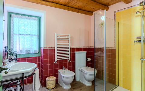 Tuschaus: Design Intérieur, Sol, Sol, Plafond, Luminaire Plomberie, Pièce, Plomberie, Salle De Bains, Robinet, Tuile