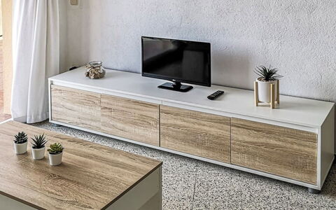 Sol i Mar: Cabinetry, Propriété, Meubles, Bâtiment, Bureau D'Ordinateur, Table, Tiroir, Rectangle, Commode, Rideau