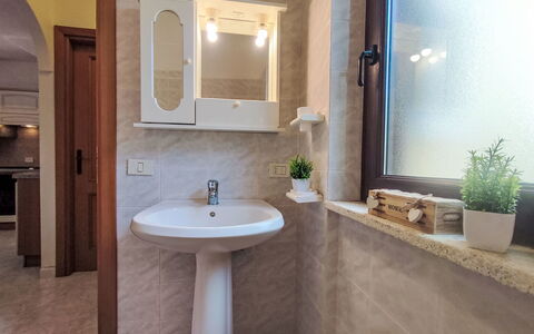Remo: Lavabo, Luminaire Plomberie, Mur, Évier, Sol, Design Intérieur, Salle De Bains, Sol, Robinet, Miroir