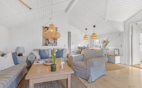 Sissie - 400M from the Sea: Biens, Ombre, Allée, Ferme