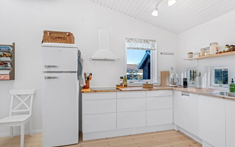 Sissie - 400M from the Sea: Biens, Ombre, Allée, Ferme