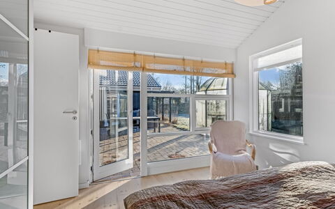 Sissie - 400M from the Sea: Biens, Ombre, Allée, Ferme
