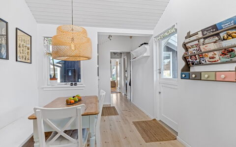 Sissie - 400M from the Sea: Biens, Ombre, Allée, Ferme