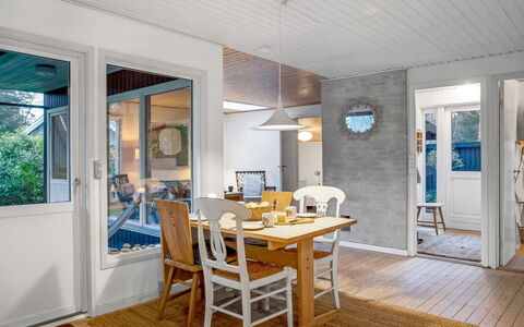 Floora - 20M from the Sea: Meubles, Design Intérieur, Sol, Sol, Bois, Plafond, Chaise, Luminaire, Pièce, Salle À Manger