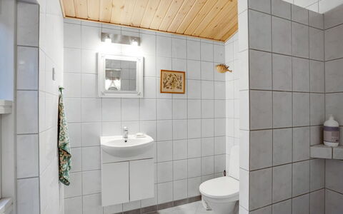 Floora - 20M from the Sea: Mur, Sol, Luminaire Plomberie, Sol, Design Intérieur, Évier, Salle De Bains, Plafond, Tuile, Toilette