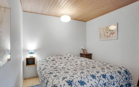 Floora - 20M from the Sea: Lit, Chambre, Design Intérieur, Mur, Drap De Lit, Literie, Plafond, Bois, Sol, Sol