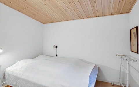 Floora - 20M from the Sea: Mur, Design Intérieur, Chambre, Sol, Bois, Sol, Plafond, Lit, Parquet, Luminaire