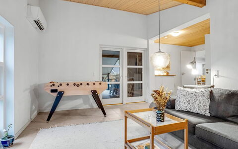 Floora - 20M from the Sea: Sol, Mur, Sol, Design Intérieur, Bois, Plafond, Parquet, Éclairage, Meubles, Revêtement De Sol Stratifié