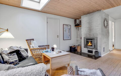 Floora - 20M from the Sea: Sol, Mur, Sol, Design Intérieur, Bois, Plafond, Parquet, Éclairage, Meubles, Revêtement De Sol Stratifié