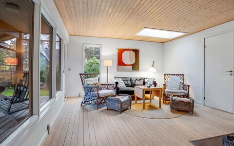 Floora - 20M from the Sea: Sol, Mur, Sol, Design Intérieur, Bois, Plafond, Parquet, Éclairage, Meubles, Revêtement De Sol Stratifié