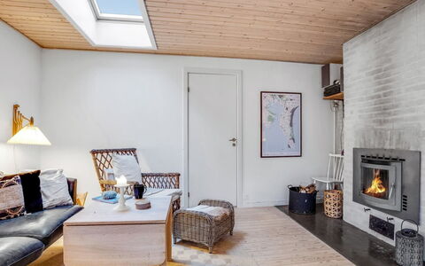 Floora - 20M from the Sea: Sol, Mur, Sol, Design Intérieur, Bois, Plafond, Parquet, Éclairage, Meubles, Revêtement De Sol Stratifié