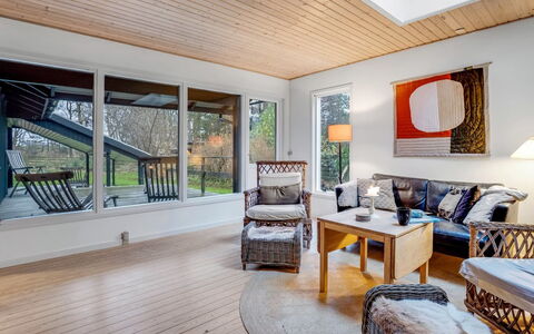 Floora - 20M from the Sea: Sol, Mur, Sol, Design Intérieur, Bois, Plafond, Parquet, Éclairage, Meubles, Revêtement De Sol Stratifié