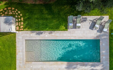 Trullo Brenda: Bleu, Piscine, Composite, Jardin, Caractéristique De L'Eau, Arrière-Cour, Aménagement Paysager, Ombre, Gazon Artificiel, Dalle