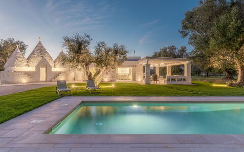 Trullo Brenda: Jardin, Pelouse, Biens, Aménagement Paysager, Piscine, Parc, Cour, Ferme, Villa, Manoir