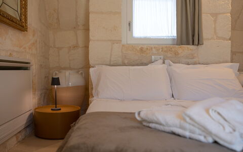 Trullo Brenda: Design Intérieur, Chambre, Drap De Lit, Literie, Lit, Plafond, Cadre De Lit, Linge, Oreiller, Throw Pillow