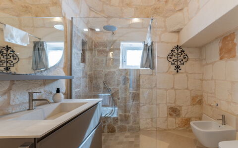 Trullo Brenda: Mur, Sol, Luminaire Plomberie, Sol, Design Intérieur, Tuile, Salle De Bains, Plafond, Robinet, Évier