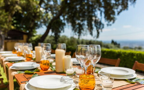 Villa Cerreta: Vaisselle, Table, Meubles, Drinkware, Aliments, Nappe De Table, Serveware, Bar, Verres À Pied, Assiette