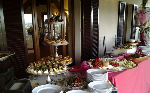 Villa del Lago: Meubles, Table, Vaisselle, Serveware, Chaise, Vaisselle, Restaurant, Nappe De Table, Assiette, Aliments