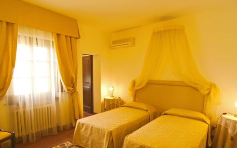 Villa del Lago: Design Intérieur, Meubles, Sol, Sol, Éclairage, Chambre, Lit, Pièce, Drap De Lit, Plafond