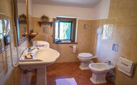 Villa del Lago: Sol, Luminaire Plomberie, Lavabo, Salle De Bains, Évier, Design Intérieur, Sol, Robinet, Meubles, Plomberie