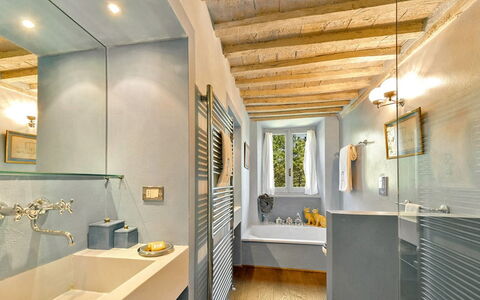 Villa Aiola: Mur, Luminaire Plomberie, Design Intérieur, Salle De Bains, Sol, Plafond, Sol, Robinet, Évier, Éclairage