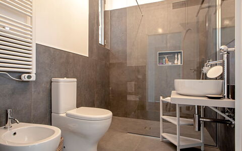 Villa Baia al Mare: Siège De Toilette, Salle De Bains, Toilette, Luminaire Plomberie, Sol, Sol, Mur, Design Intérieur, Évier, Lavabo