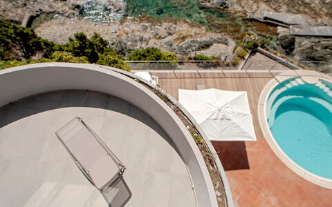Villa Baia al Mare: Piscine, Recours, Mer, Océan, Jacuzzi, Hôtel, Côte, Balcon, Ville Resort