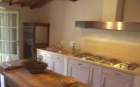 Case Belle: Cuisine, Comptoir, Bois, Appareil De Cuisine, Sol, Design Intérieur, Cabinetry, Domicile, Meubles, Cuisinière