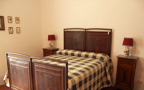 Vallocchie: Meubles, Lit, Chambre, Bois, Drap De Lit, Literie, Sol, Design Intérieur, Sol, Cadre De Lit