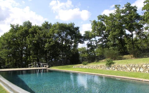 Vallocchie: Jardin, Piscine, Caractéristique De L'Eau, Pelouse, Ombre, Aménagement Paysager, Arrière-Cour, Étang, Réflexion, Parc