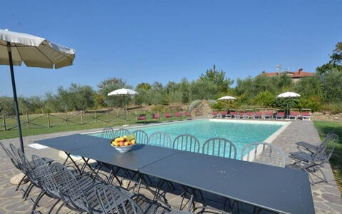 Villa Il Poggio: Meubles, Mobilier De Jardin, Table, Chaise, Tableau De Plein Air, Pelouse, Aménagement Paysager, Cour, Piscine, Recours