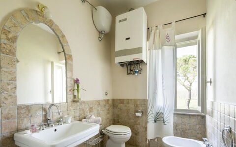 Villa Il Poggio: Mur, Luminaire Plomberie, Design Intérieur, Sol, Sol, Évier, Salle De Bains, Robinet, Lavabo, Plomberie