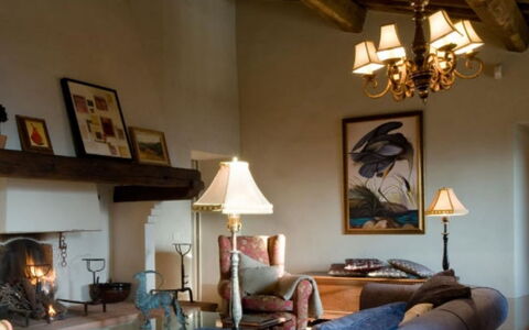 Villa Pipirelli: Meubles, Design Intérieur, Mur, Salon, Plafond, Sol, Éclairage, Pièce, Domicile, Luminaire
