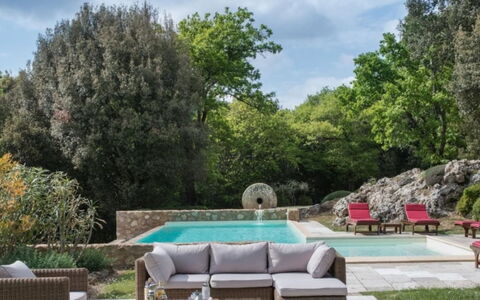 Villa Pipirelli: Jardin, Mobilier De Jardin, Arbuste, Meubles, Arrière-Cour, Couverture De Sol, Aménagement Paysager, Ombre, Chaise, Pelouse