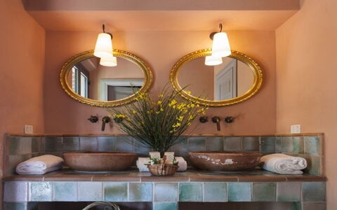Villa Santa Virginia: Design Intérieur, Mur, Lavabo, Luminaire Plomberie, Miroir, Salle De Bains, Éclairage, Luminaire, Plomberie, Évier