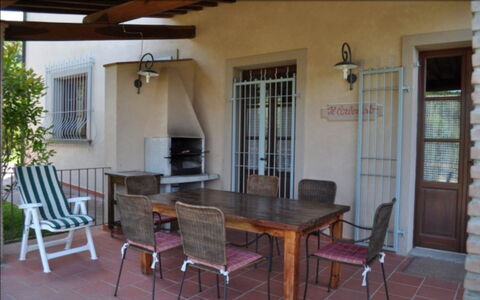 Podere della Madonna Villa: Meubles, Chaise, Table, Sol, Table Cuisine Et Salle A Manger, Mobilier De Jardin, Sol, Design Intérieur, Tableau De Plein Air, Porche