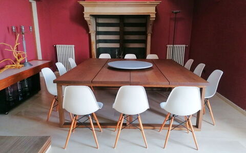 Villa Cala Moresca: Meubles, Sol, Chaise, Bois, Design Intérieur, Table, Sol, Table Cuisine Et Salle A Manger, Salle À Manger, Marron