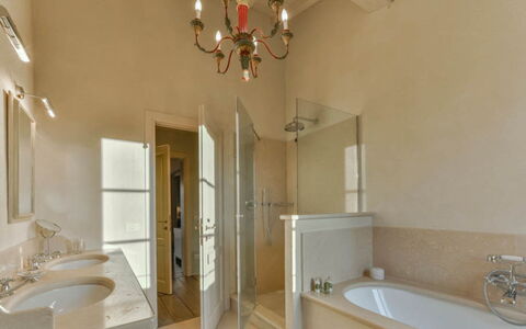 Villa Il Serraglio: Design Intérieur, Mur, Sol, Luminaire Plomberie, Salle De Bains, Plafond, Sol, Éclairage, Plomberie, Robinet