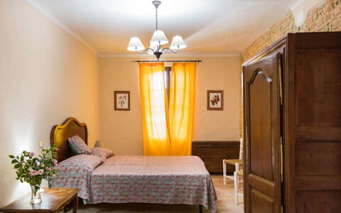 Cascina del Castello: Meubles, Mur, Design Intérieur, Bois, Sol, Sol, Chambre, Textile, Pièce, Lit