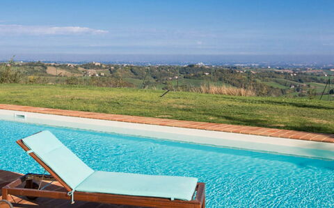 Cascina del Castello: Bleu, Piscine, Meubles, Mobilier De Jardin, Recours, Balancelle, Ombre, Eco Hôtel, Chaise Longue, Dur