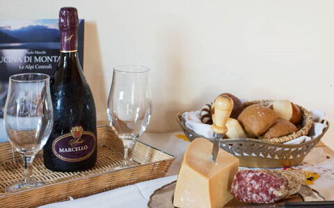 Cascina Tabia: Aliments, Vaisselle, Ingrédient, Bouteille, Verres À Pied, Drinkware, Du Vin, Table, Serveware