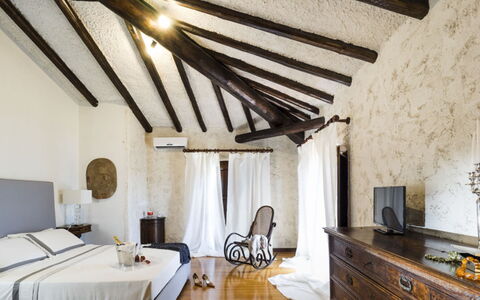 Villa Luna Blu: Meubles, Lit, Mur, Chambre, Design Intérieur, Plafond, Sol, Drap De Lit, Literie, Sol