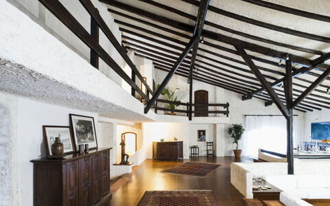 Villa Luna Blu: Design Intérieur, Sol, Meubles, Sol, Plafond, Éclairage, Canapé, Pièce, Domicile, Salon